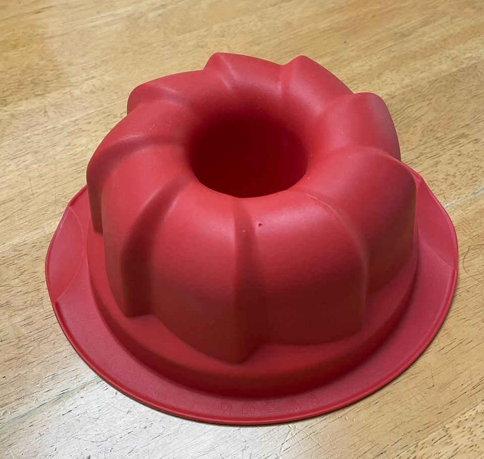 Käytetty silikonen kakkuvuoka Tupperware
