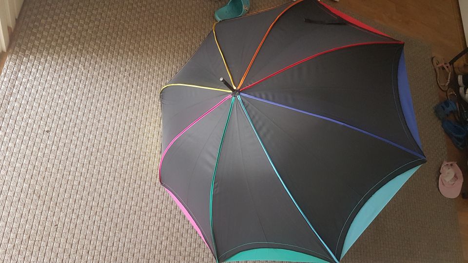 Sateenvarjo Sateenkaari väreissä Asaklitt