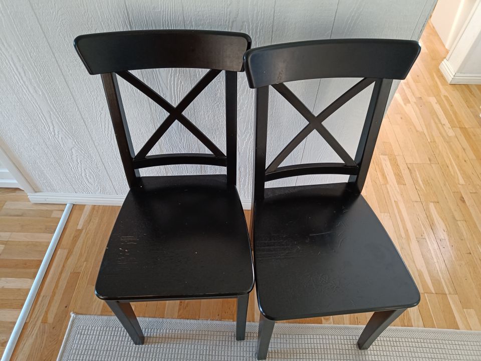 Kaksi Ikean tuolia