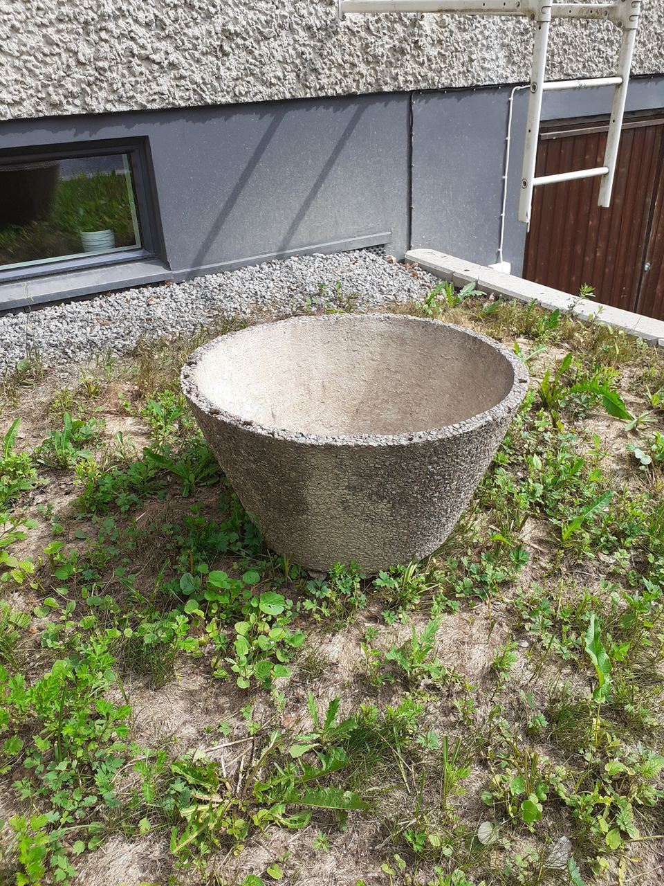 Betoninen iso kukkaruukku pihalle, halk 70 cm