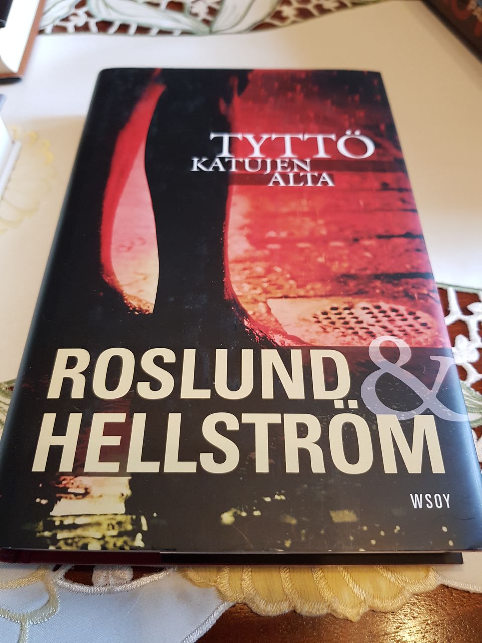 Tyttö katujen alta. Roslund& Hellström.