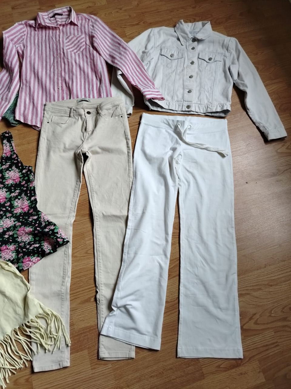 Naisten vaatteet (farkut, toppi, paidat)