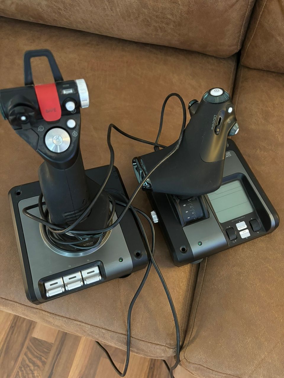 Logitech Saitek X52 Pro Flight Control System -kahvaohjain & kaasuvipu, PC