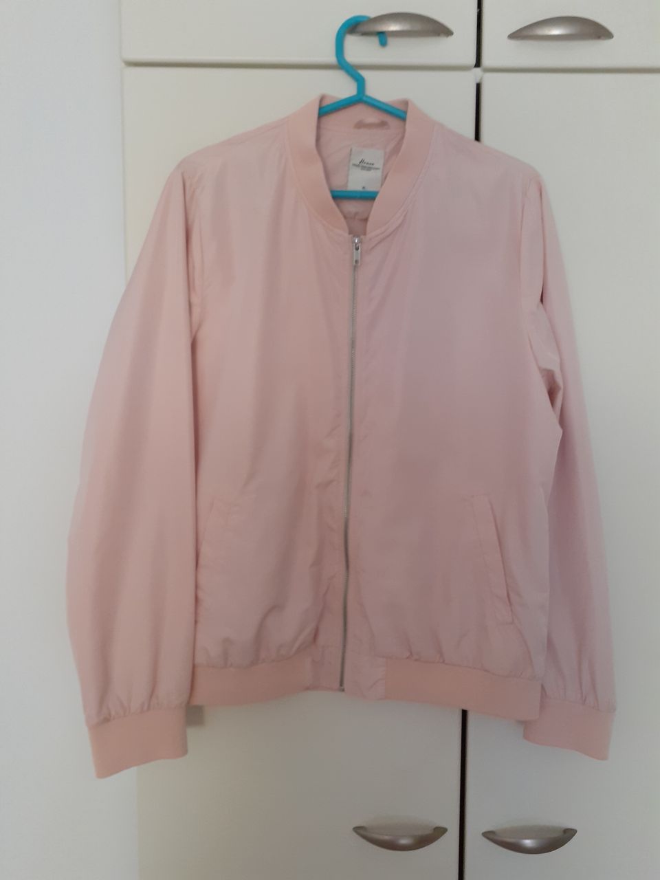 Aprikoosin/vaaleanpunaisen värinen bomber takki koko XL