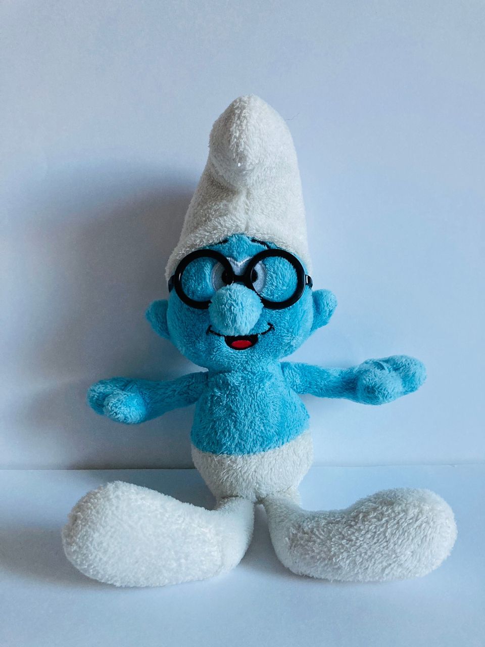 Silmälasipäinen Smurffi-pehmolelu, korkeus noin 24 cm