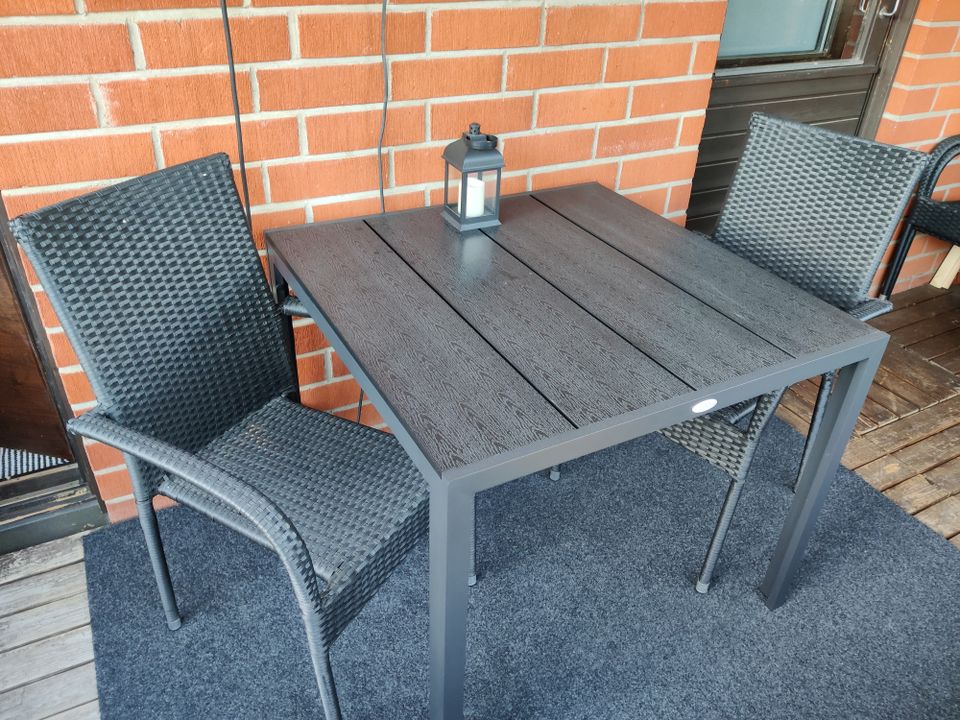 Säänkestävä parvekepöytä ja kaksi tuolia