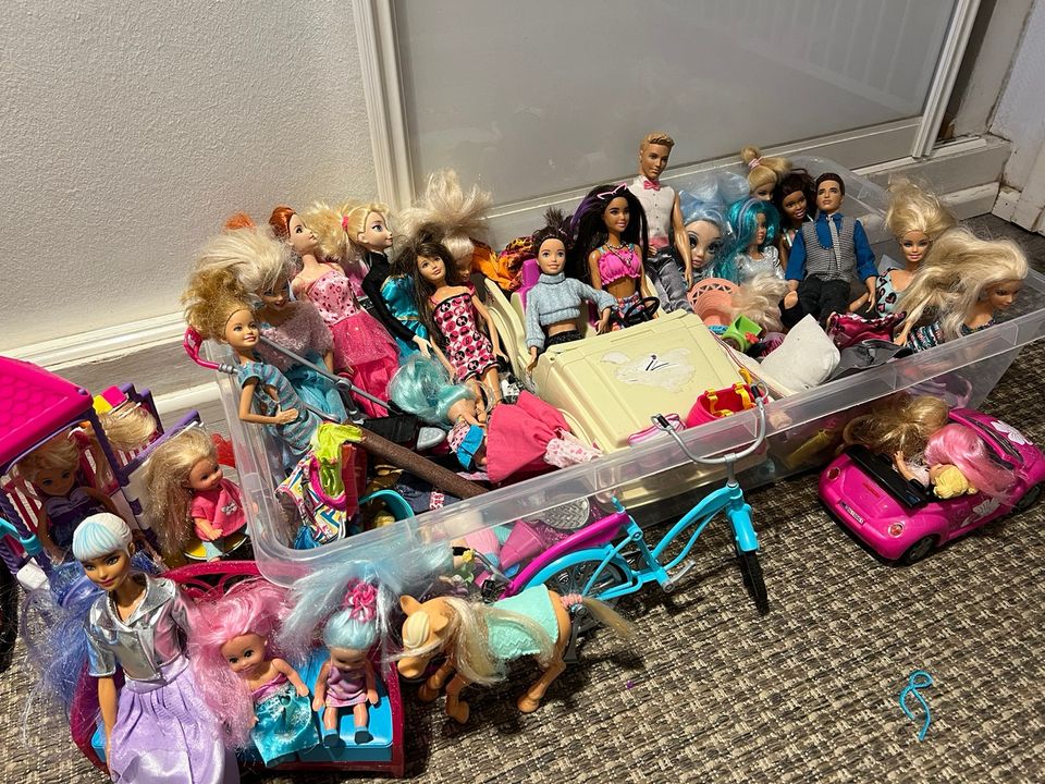 Iso kasa Barbie-nukkeja ja tarvikkeita