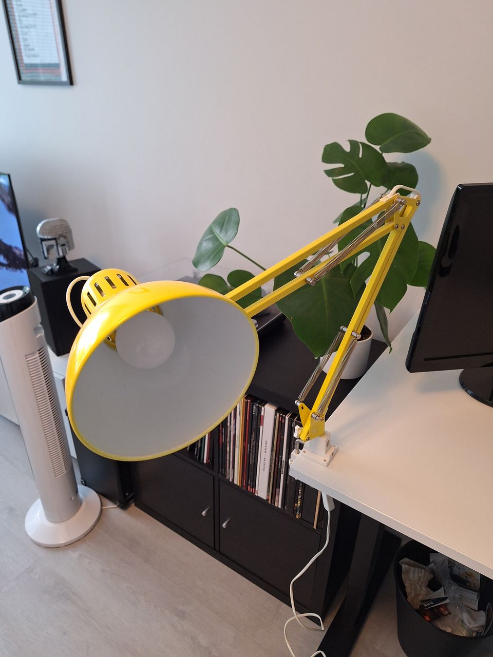 Ikean keltainen pöytävalaisin