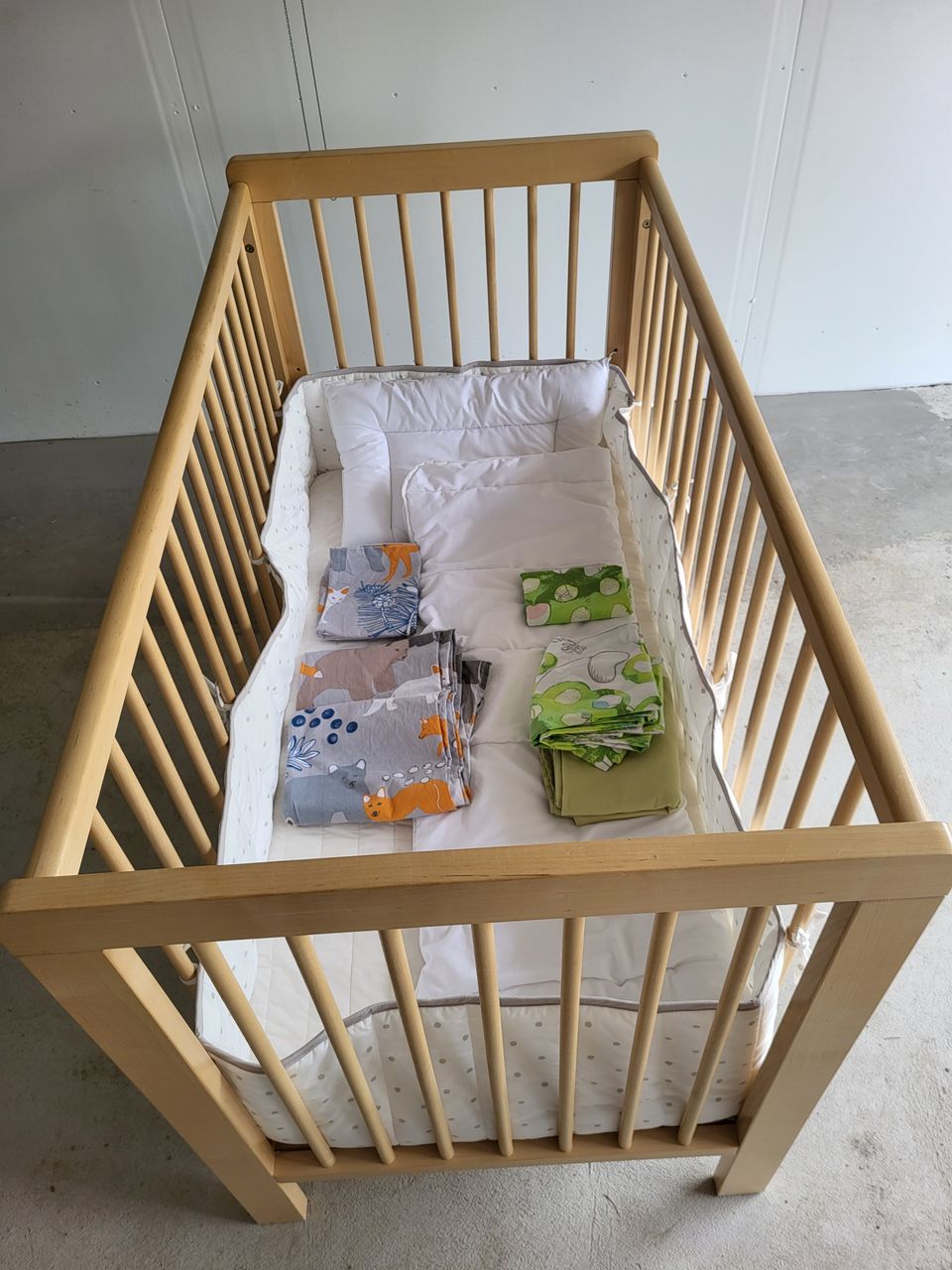 BRIO pinnasänky vuodevaatteineen, syöttötuoli, tuoli ja vauvan makuualusta