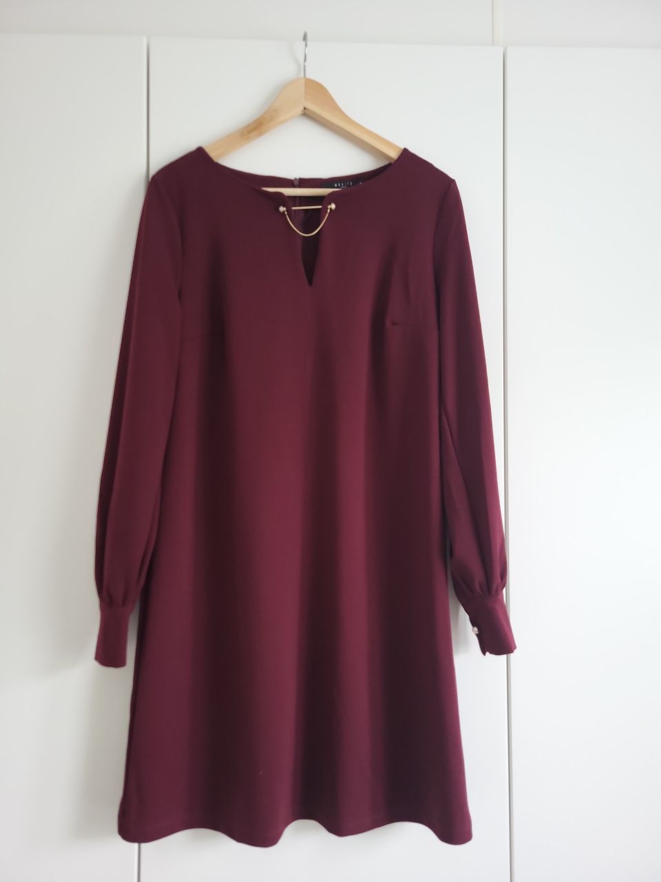 Burgundin punainen pitkähihainen mekko