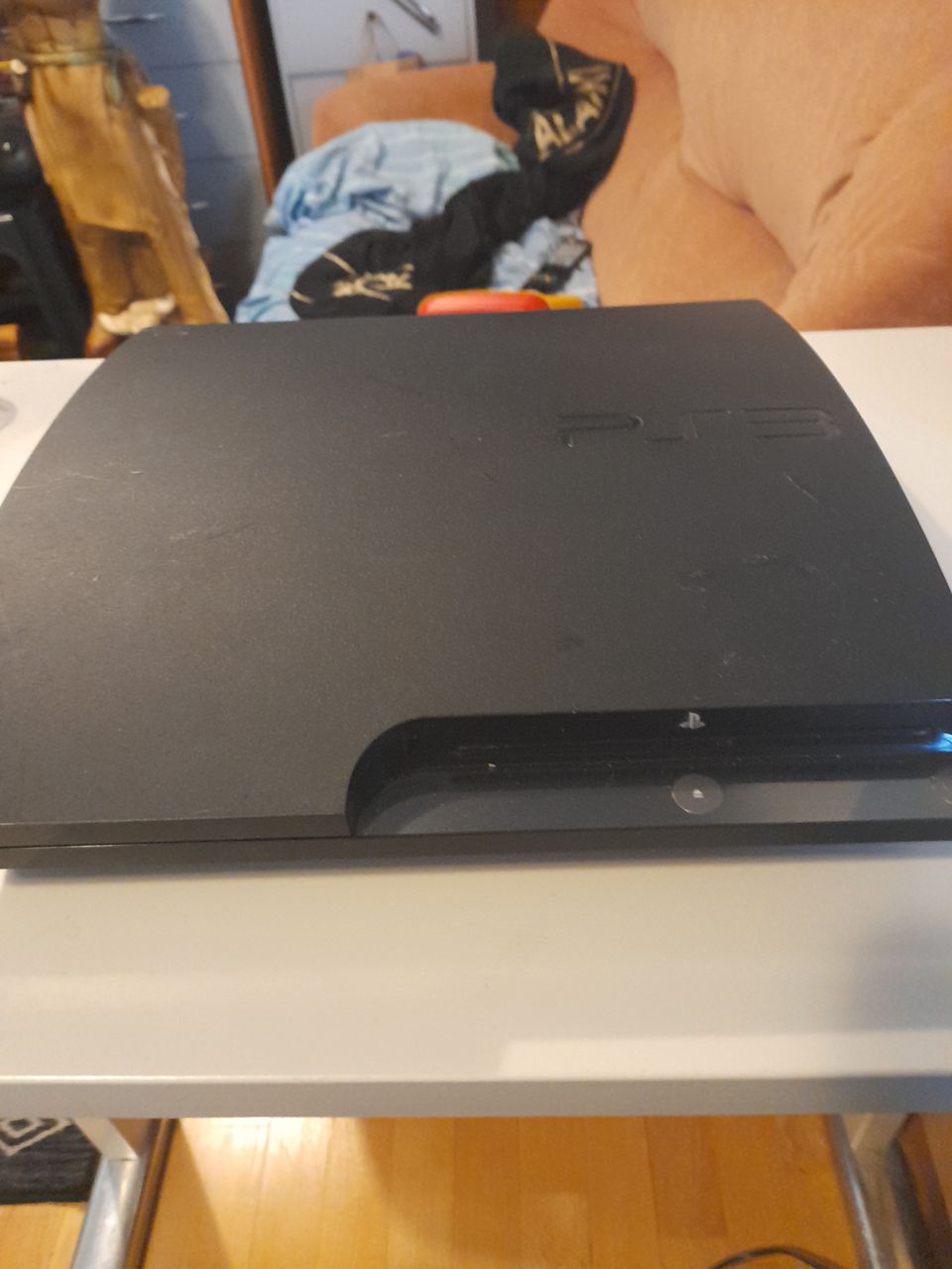 Playstation 3 peli konsoli ja 7 peliä.