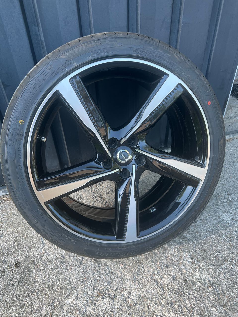 20 tuumaiset vanteet uusilla 245/40 R20 kesärenkailla (5x108)