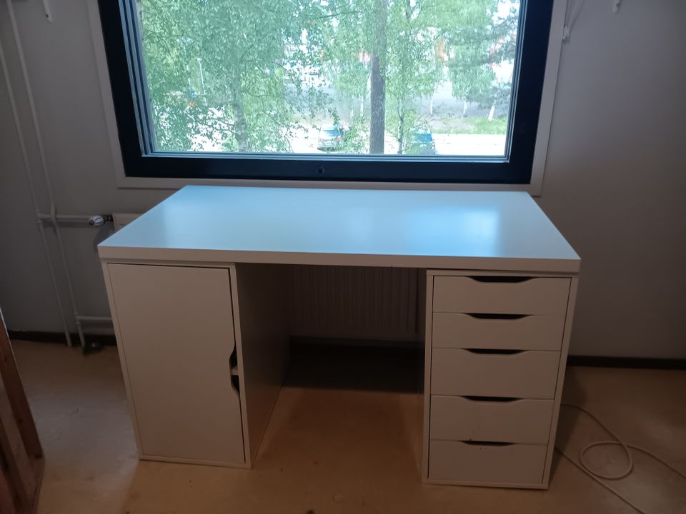Ikean koulupöytä