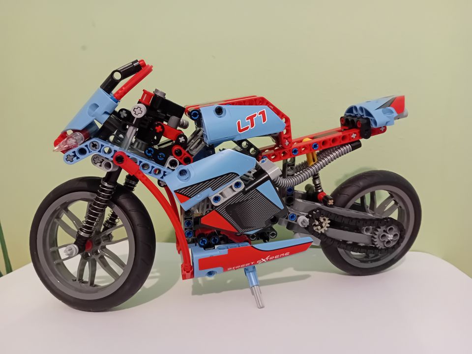 Lego 42036, Katumoottoripyörä