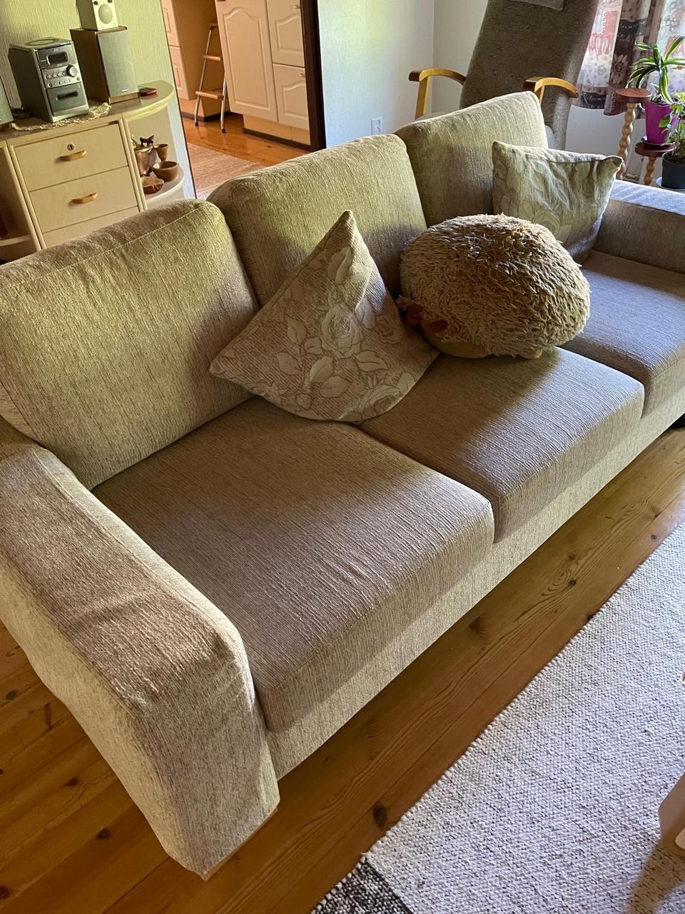 3 istuttava sohva ja nojatuolit