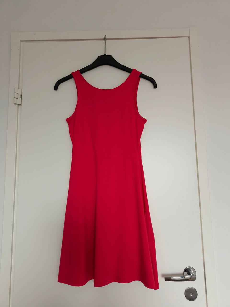 Kirkkaan punainen mekko