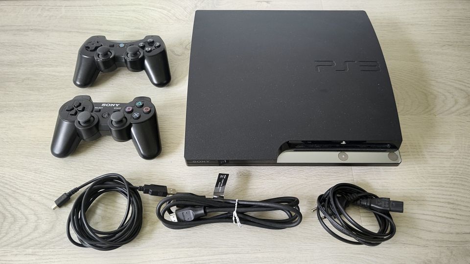 PlayStation 3 Slim, 2 ohjainta ja 5 peliä