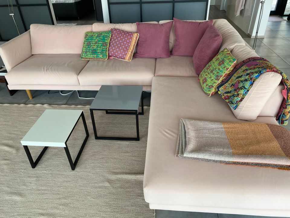 Hakolan vaaleanpunainen sohva