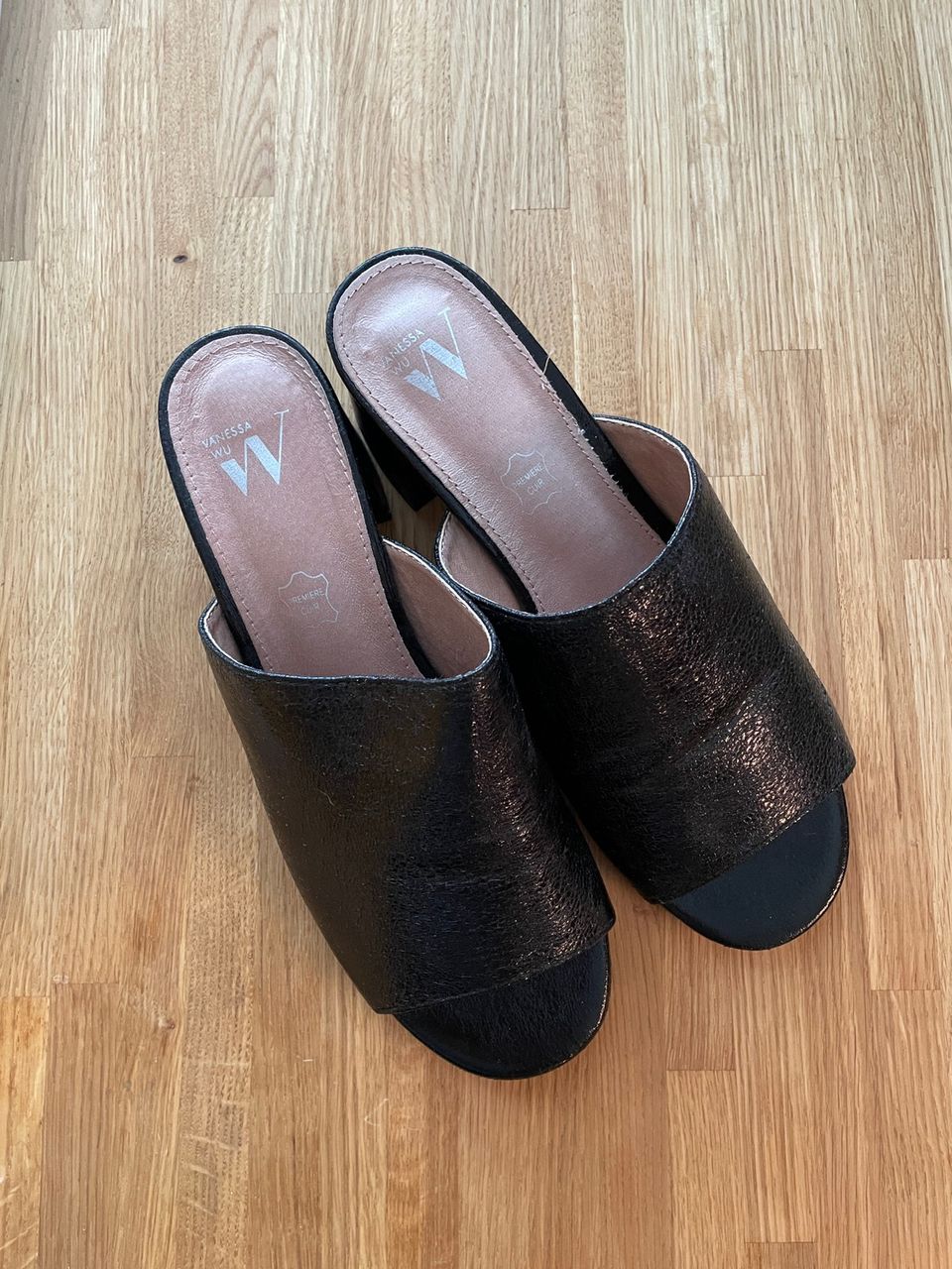 Mustat nahkaiset sandaalit (37)
