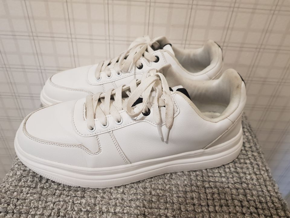 Valkoiset sneakersit, koko 43