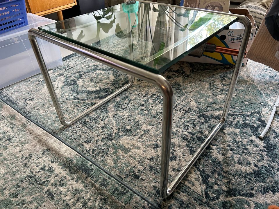 Varattu: Pieni pöytä metallia ja lasia