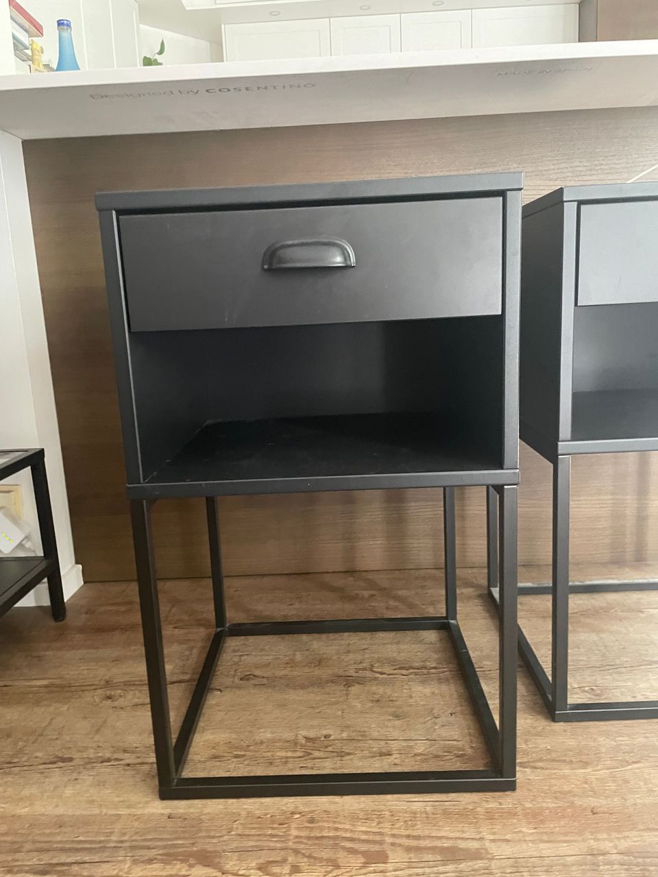 2 VIKHAMMER Nightstands