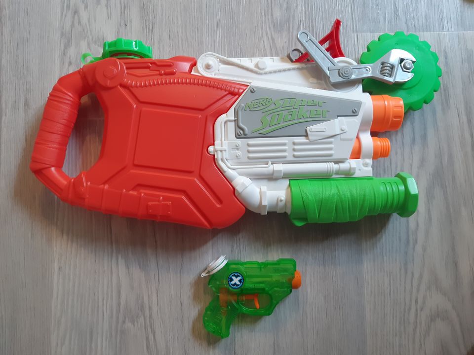 Nerf SuperSoaker -vesipyssy ja pieni vesipyssy