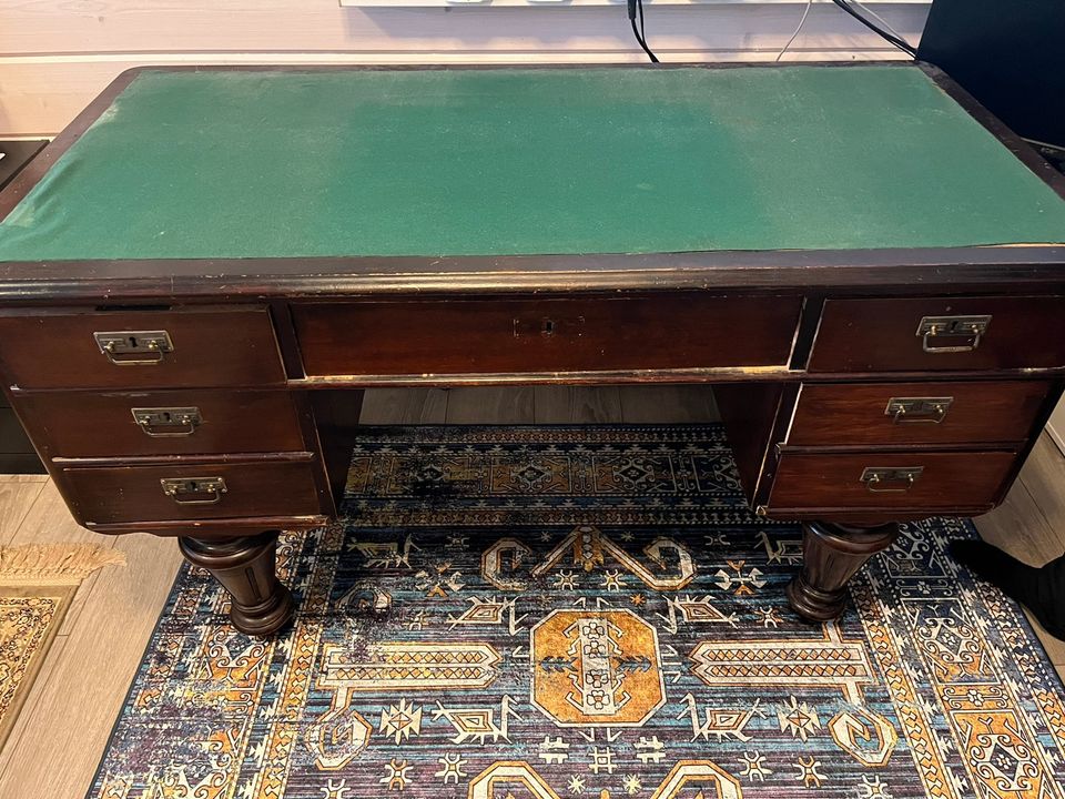 Vanha puinen kirjoituspöytä / työpöytä