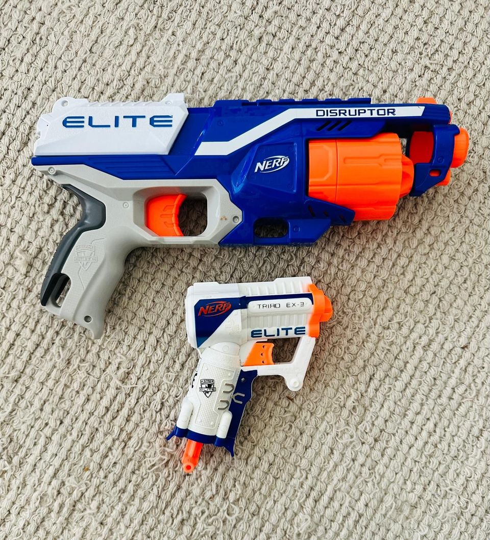 Nerf Elite Disruptor ja pikku-Nerf