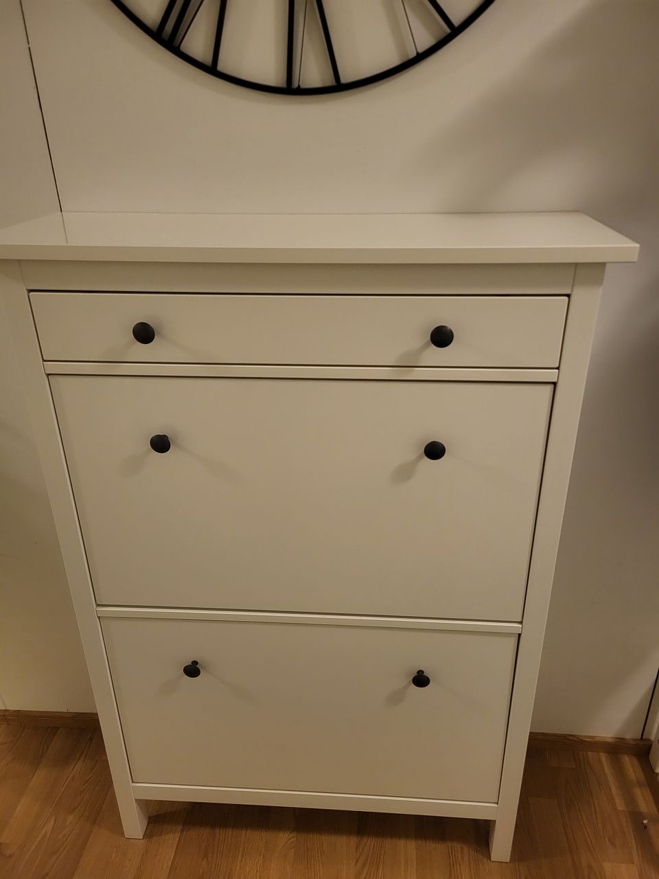 Ikea Hemnes kenkäkaappi. Kuvassa pieni naarmu.