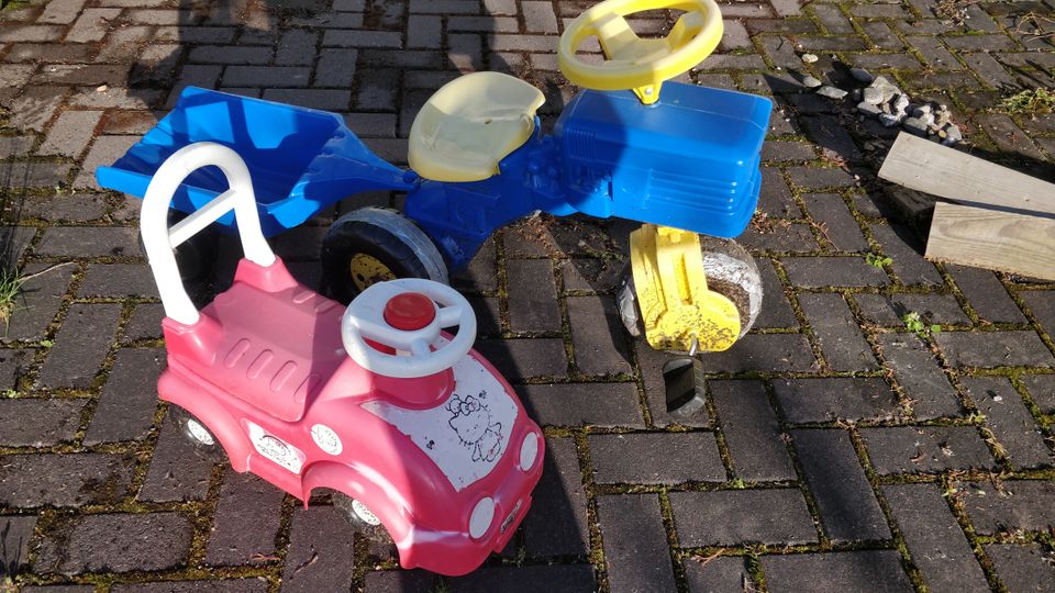 Lasten traktori ja Hello Kitty -ajokki