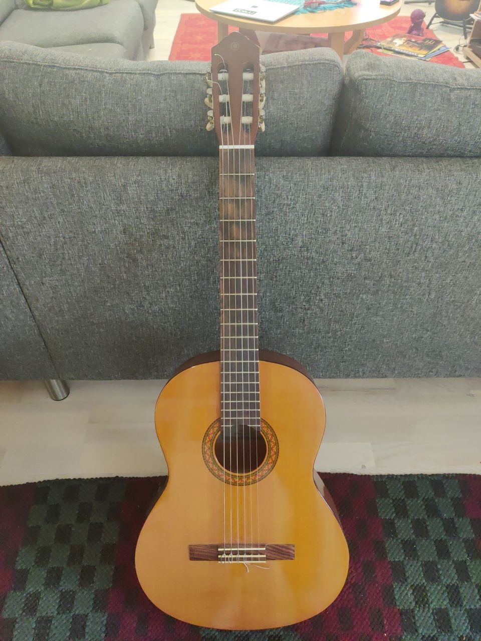 Yamaha CX40 akustinen kitara, nylonkielinen