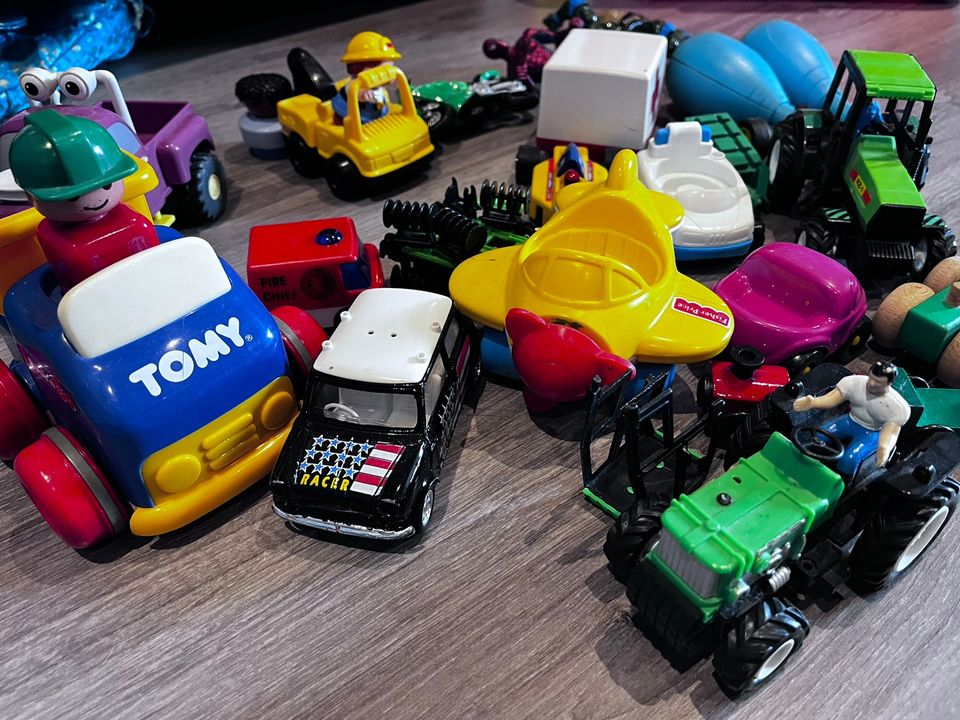 Leikkiautoja ja-traktoreita