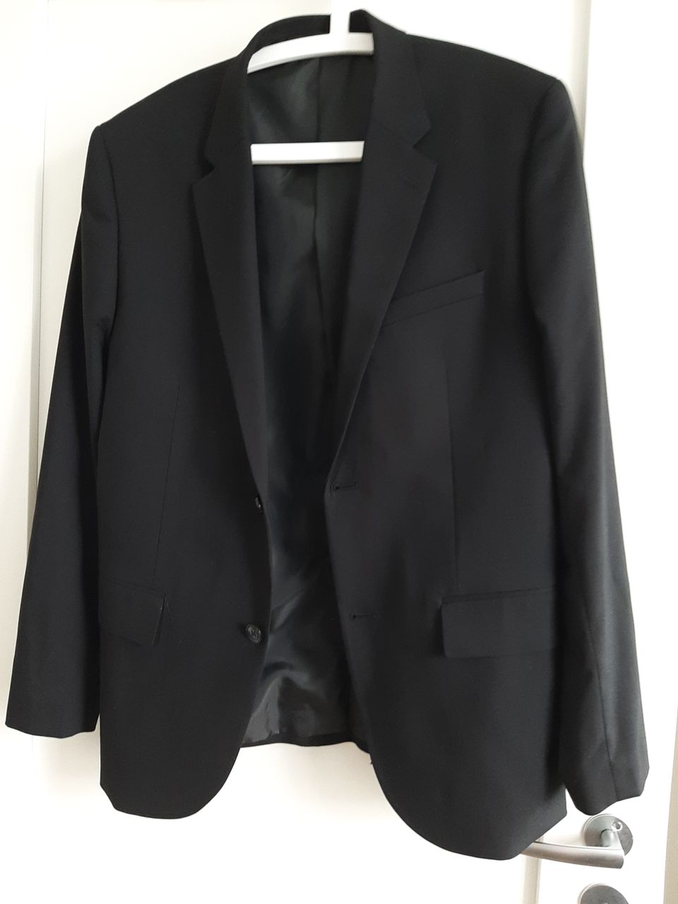 H&M:n musta puvun takki.