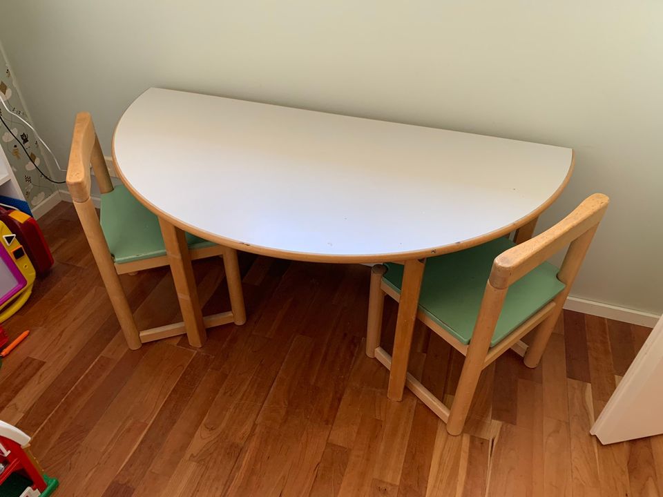 Lasten pöytä ja kaksi tuolia