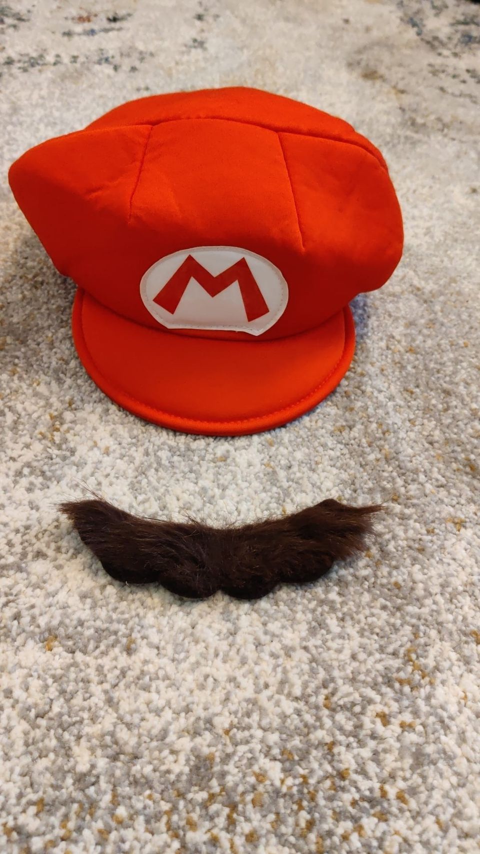 Super Mario hattu ja viikset