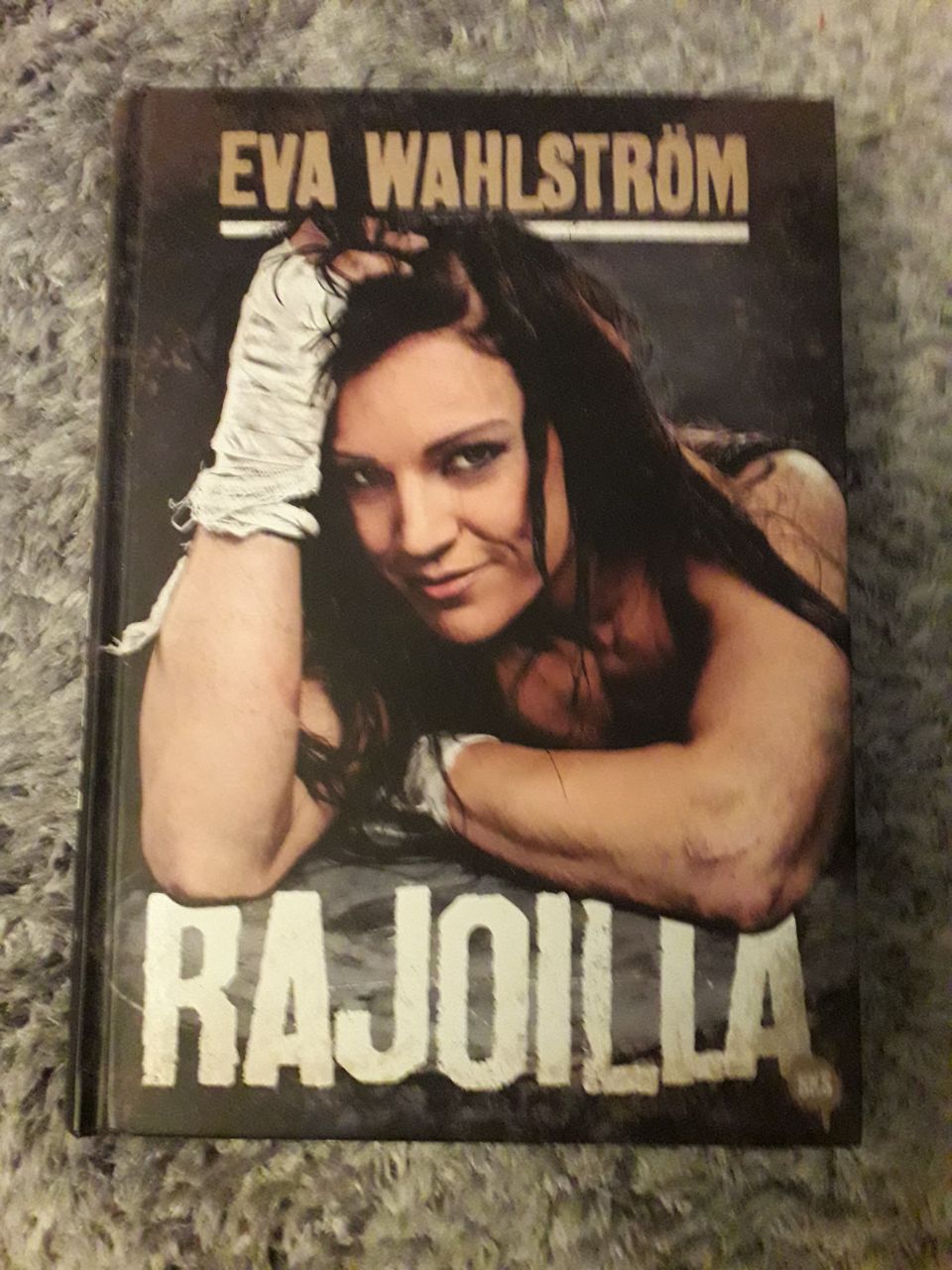 Eva Wahlström, Rajoilla