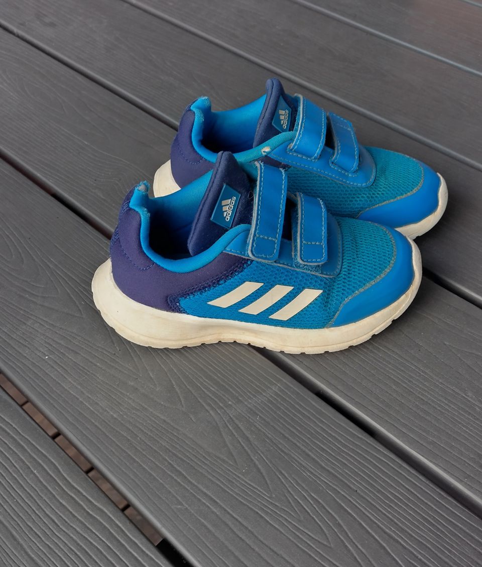 Adidas lenkkarit 26