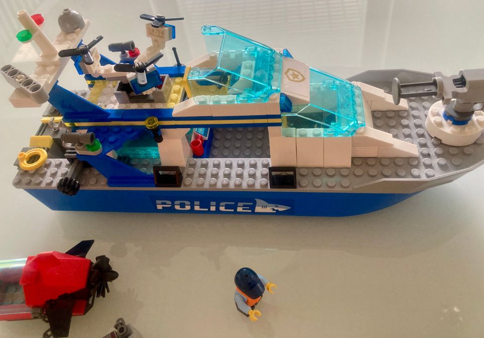 Lego city poliisialus -setti