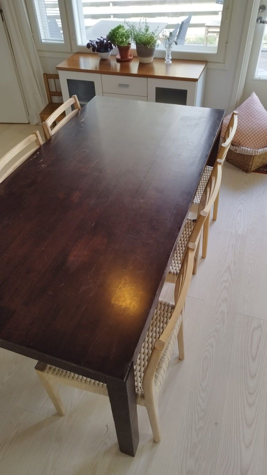 Täyspuinen ruokapöytä 180x90cm