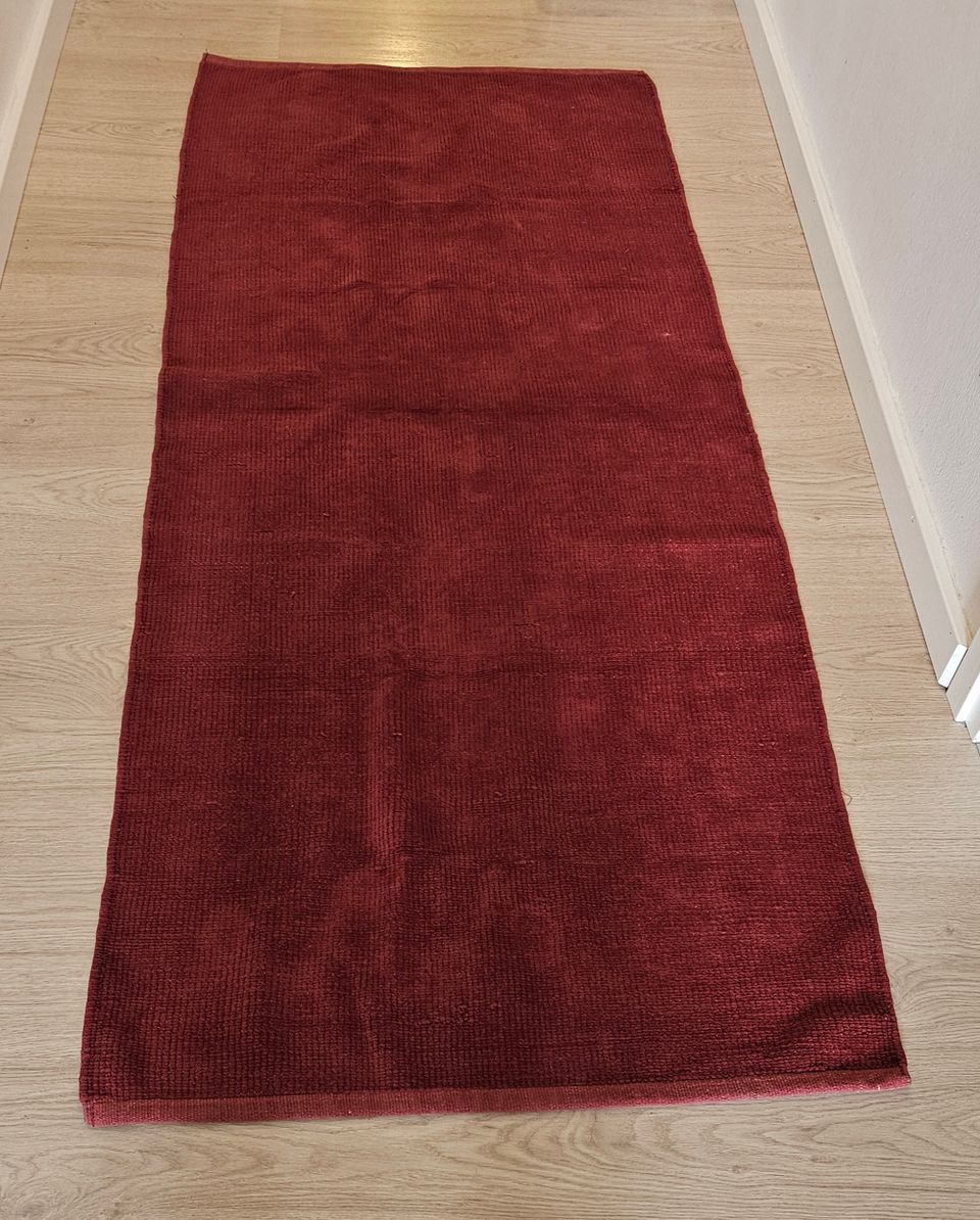 Tummanpunainen matto 75*180cm
