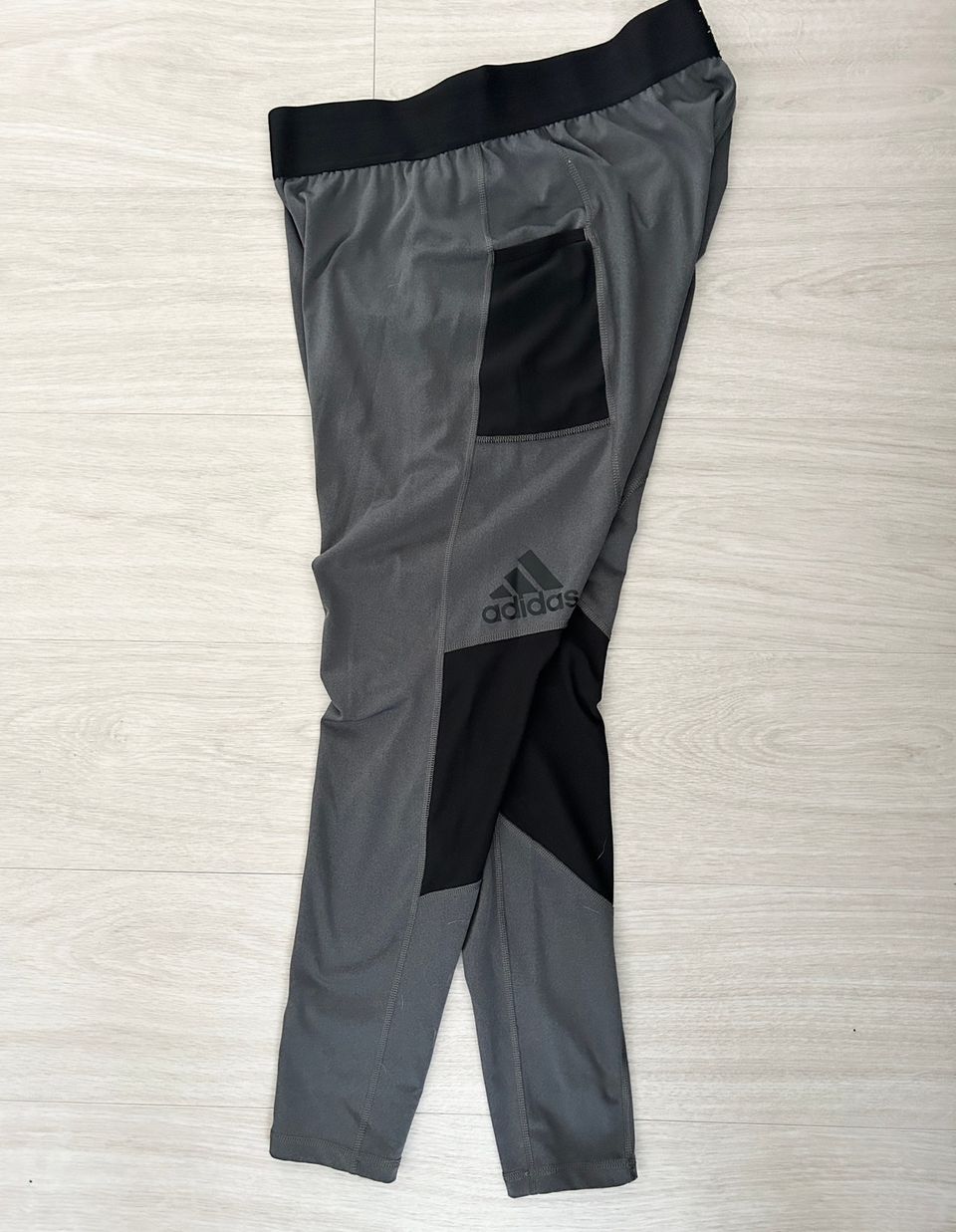 Adidas urheilutrikoot XL