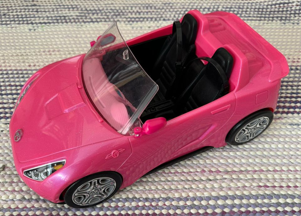 Hyväkuntoinen Barbie-auto