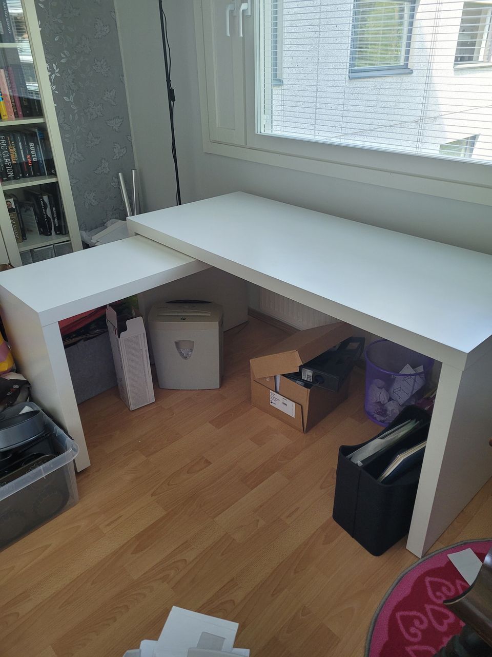 Ikean työpöytä sivupöydällä