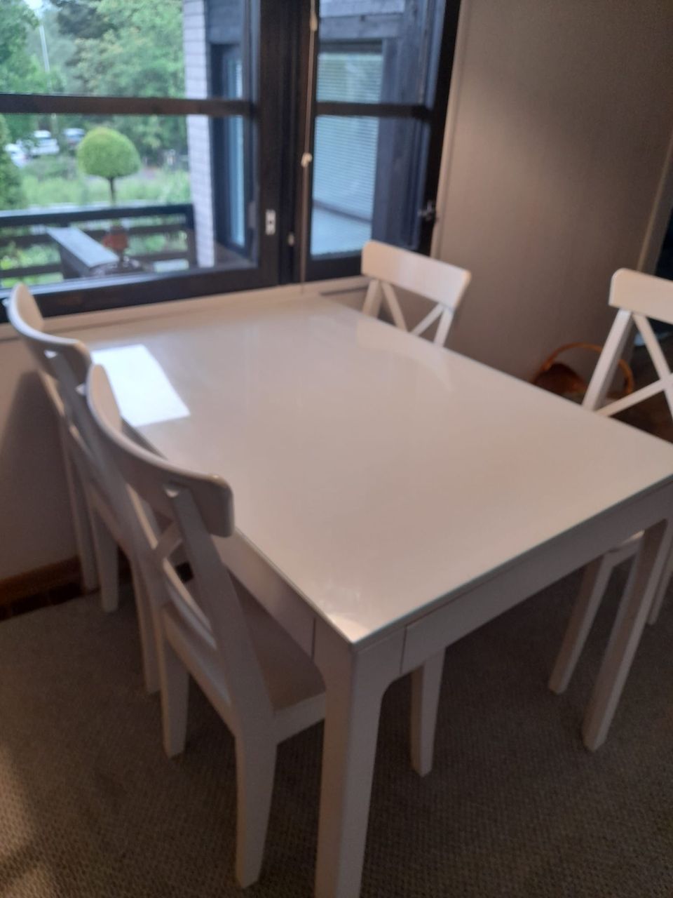 VARATTU Valkoinen jatkettava pöytä ja tuolit 4 kpl