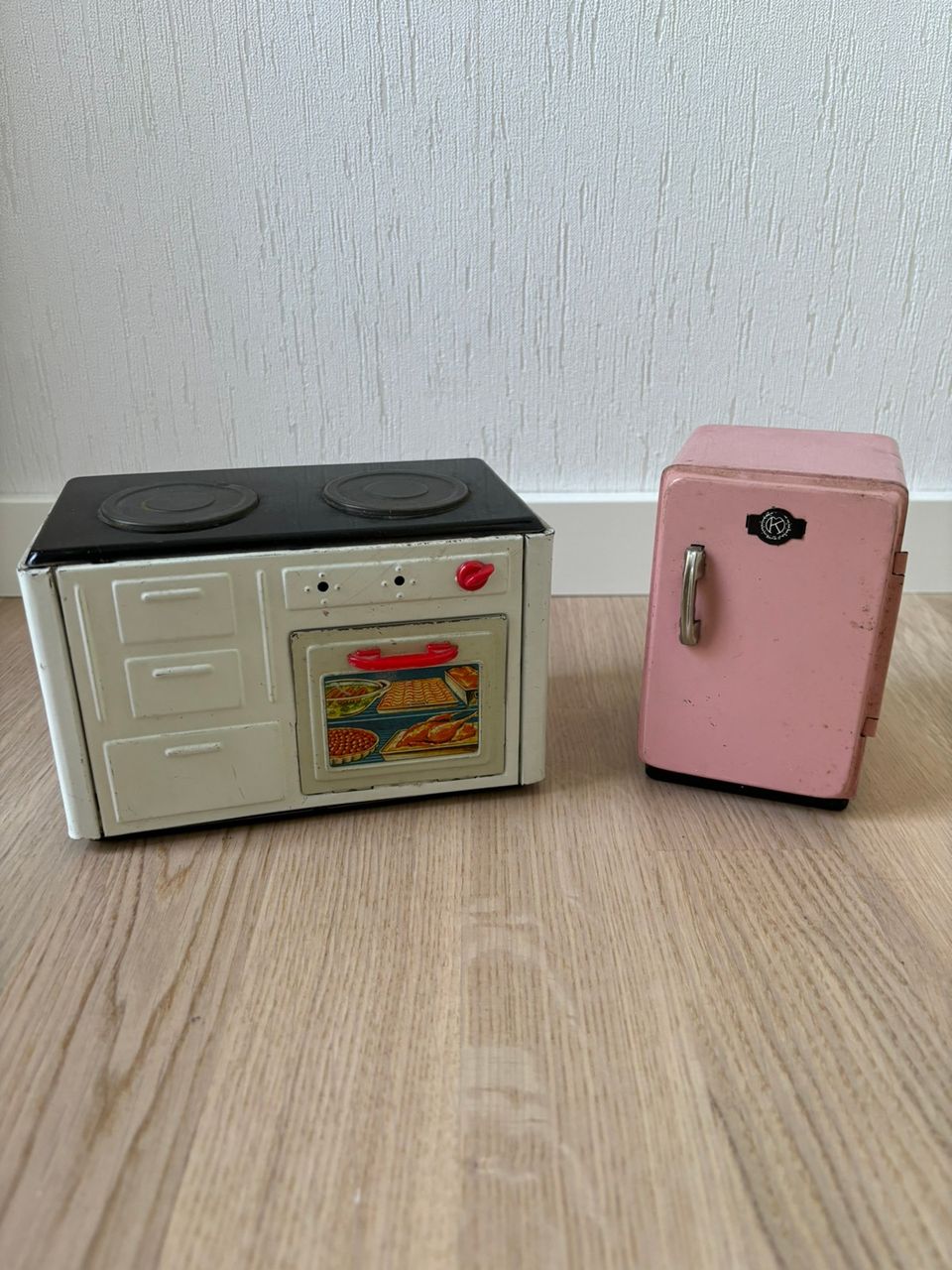 Peltiset lelut jääkaappi ja uuni 60-70-luvulta