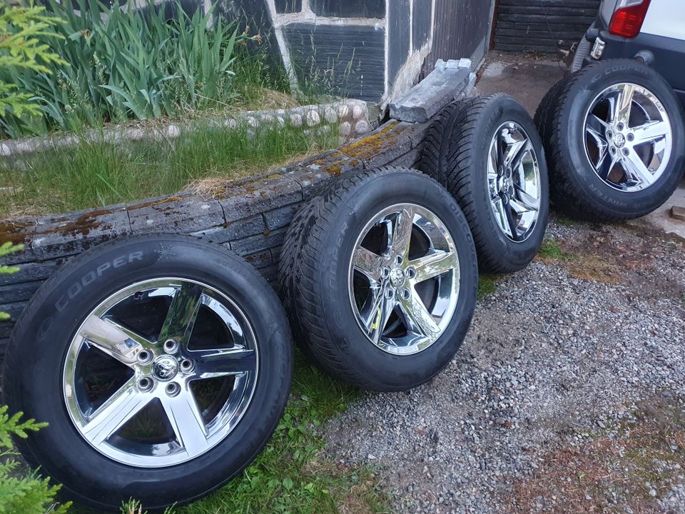 Dodge Ram 20x9 vanteet kitkarenkailla