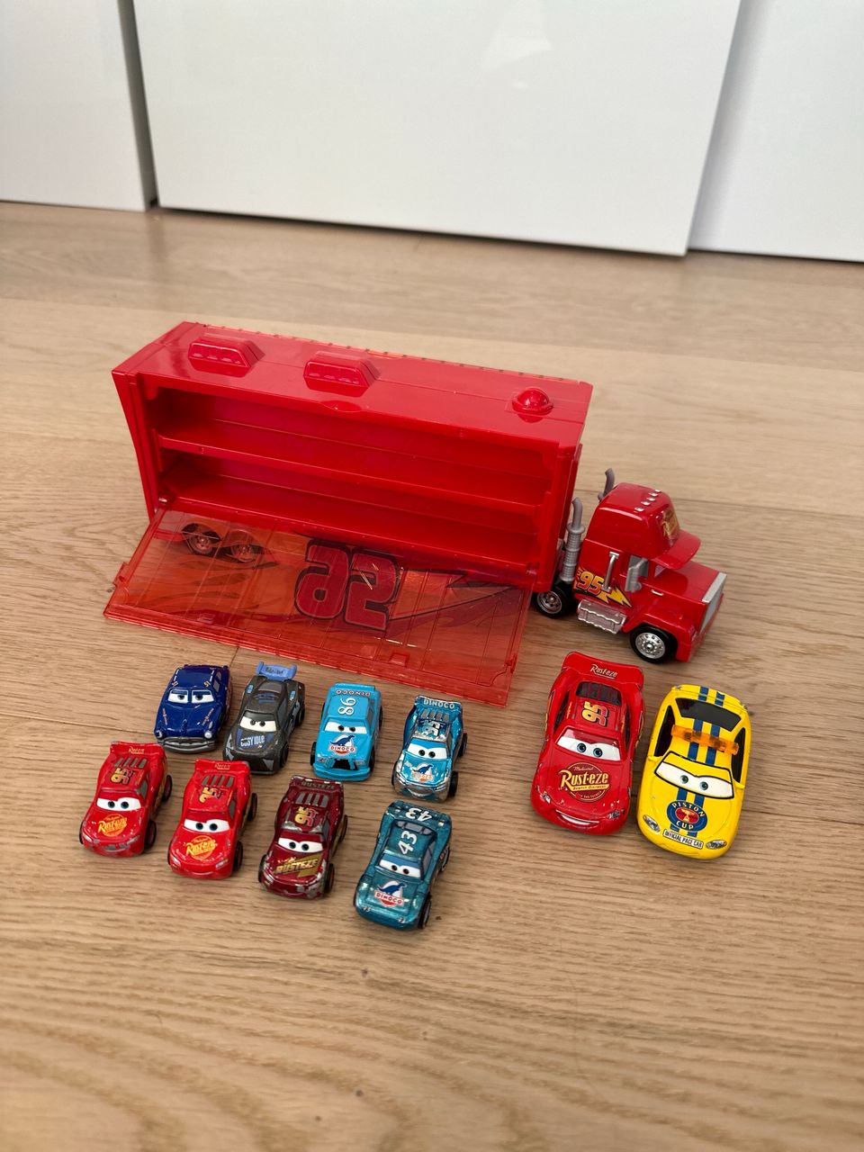 Disney Cars autoja ja rekka