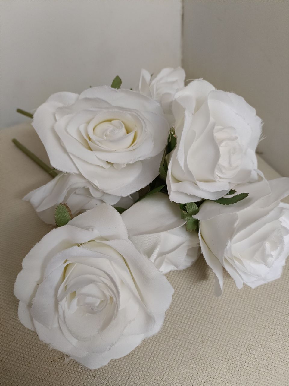 Valkoiset tekokukat / -ruusut