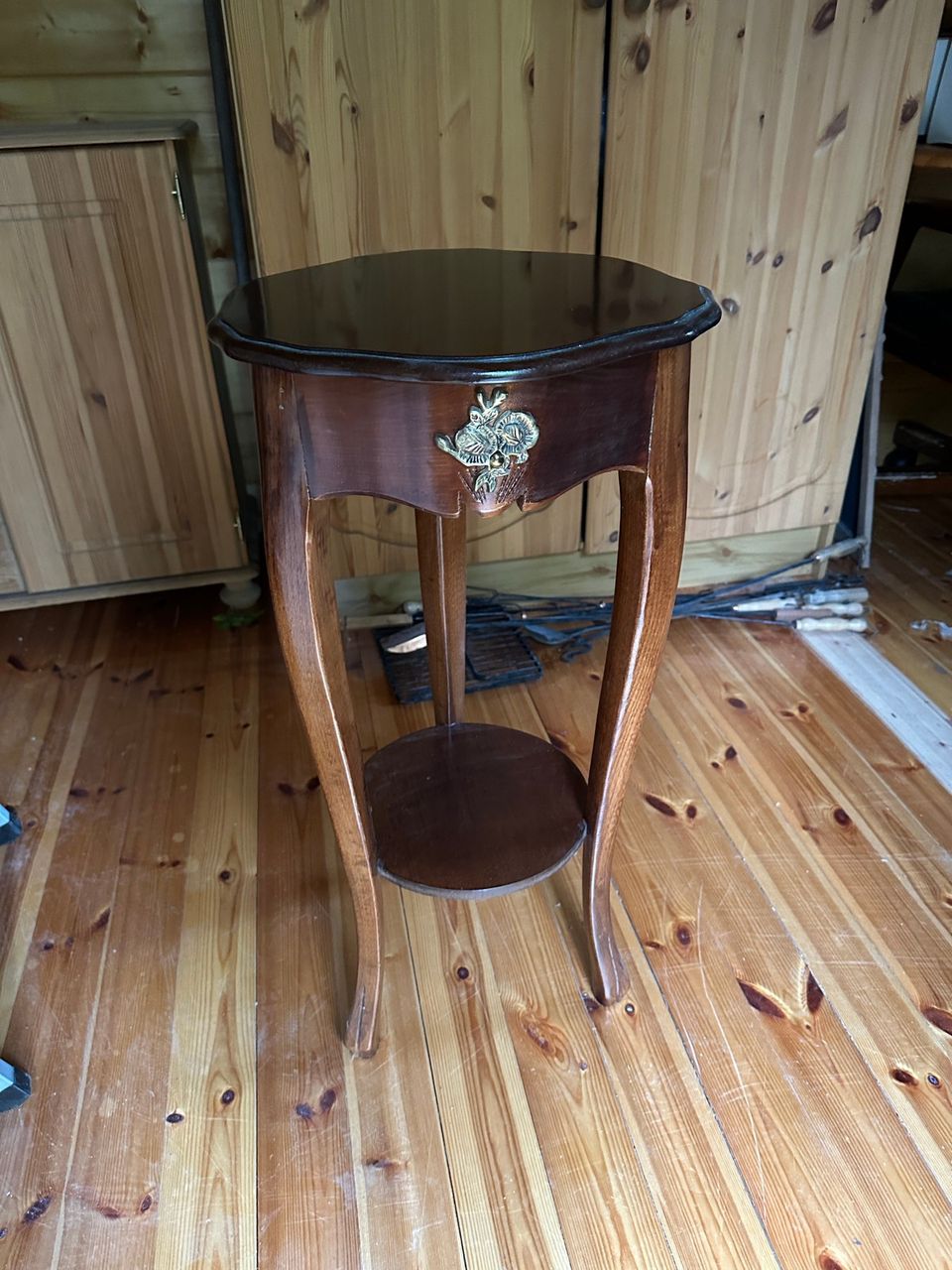 Antiikkinen pieni pöytä